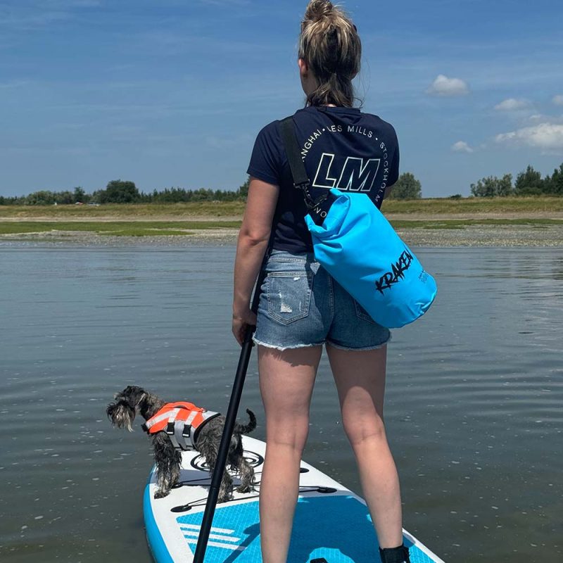 KRAKEN Dry Bag 10L Blue Lifestyle with dog
